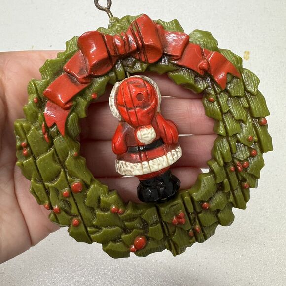 Vintage 1976 Hallmark Twirl-Abouts Santa in Wreath Christmas Tree Ornament - Picture 5 of 5